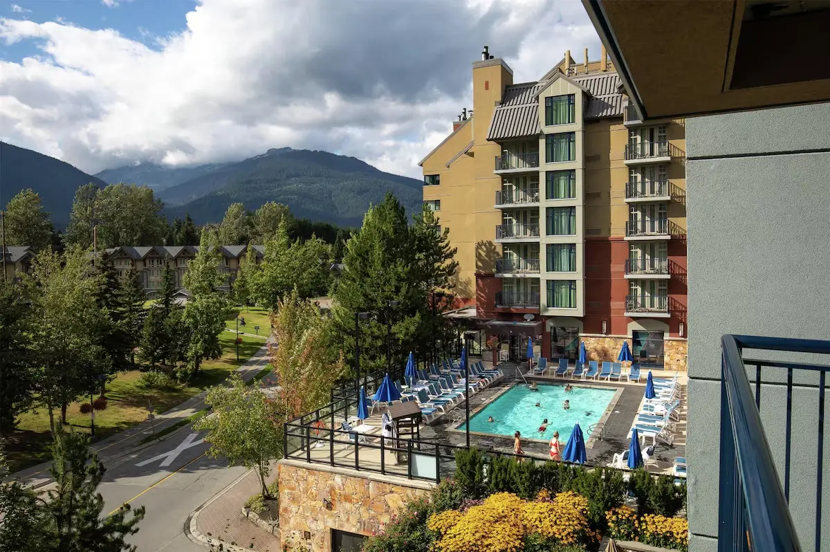The Hilton Whistler Resort & Spa is right by Whistler Bike Park and has a golf course next door, a bar by the pool, and a terrace. If you're feeling active, you can play basketball, go snowmobiling.